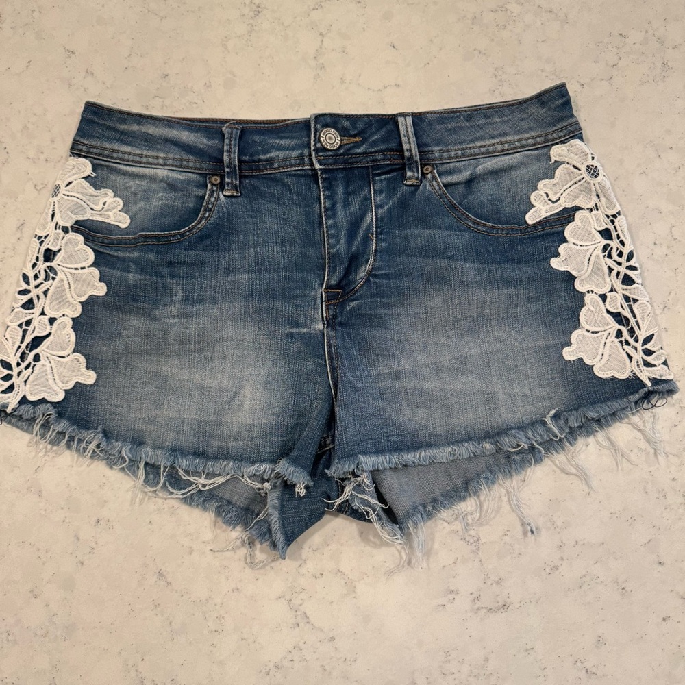 EUC Indigo Rein Denim Shorty Shorts w/ White Lace Side Panels 2" Inseam Low Rise